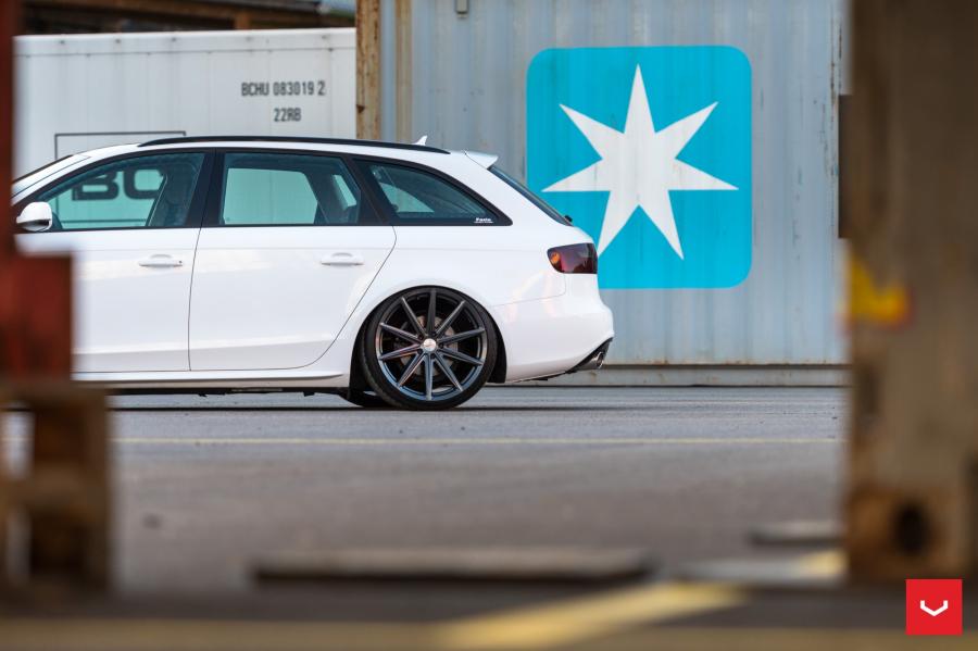 Детали экстерьера Audi A4 Avant on Vossen Wheels (VFS10) 2017 года  (фото 4 из 23)